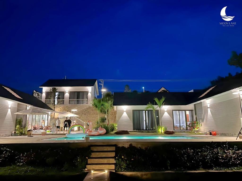 Tiện nghi hồ bơi tại Moon Lake Villa Homestay