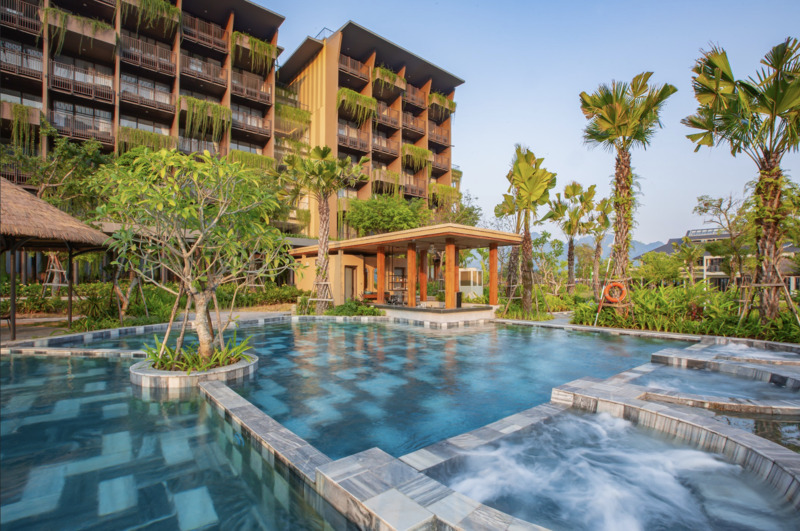 Hồ bơi và tiện ích tại Mandala Ocean Retreat Mũi Né