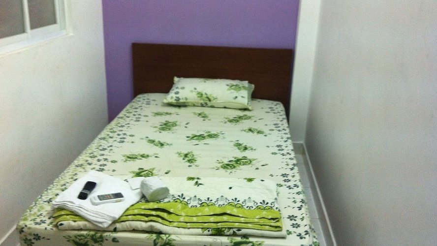 Phòng nghỉ bình dân có máy lạnh tại Nhà Nghỉ Ý Nhi