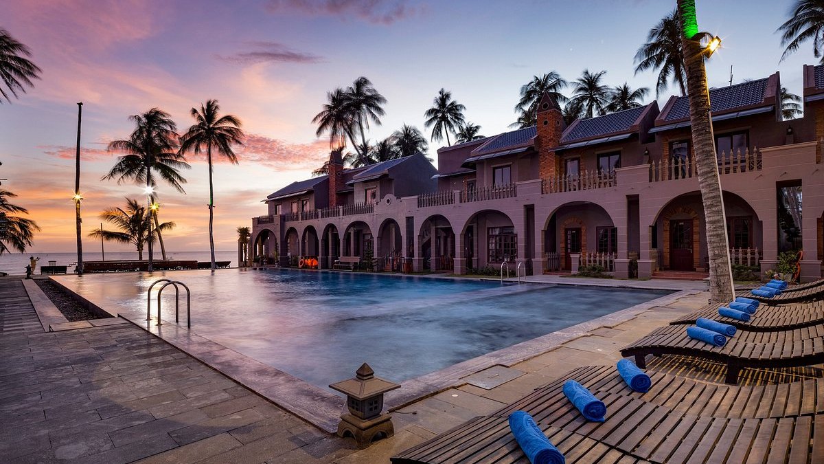 Hồ bơi và không gian cây xanh tại Riva Mui Ne Resort