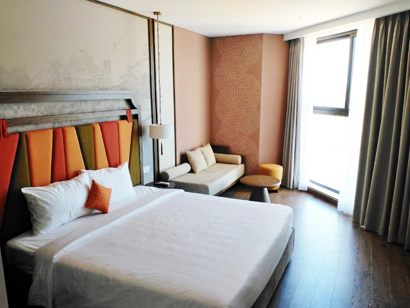 Tiện nghi bể bơi ngoài trời và nhà hàng tại Flynn Beachfront Condotel Mandala
