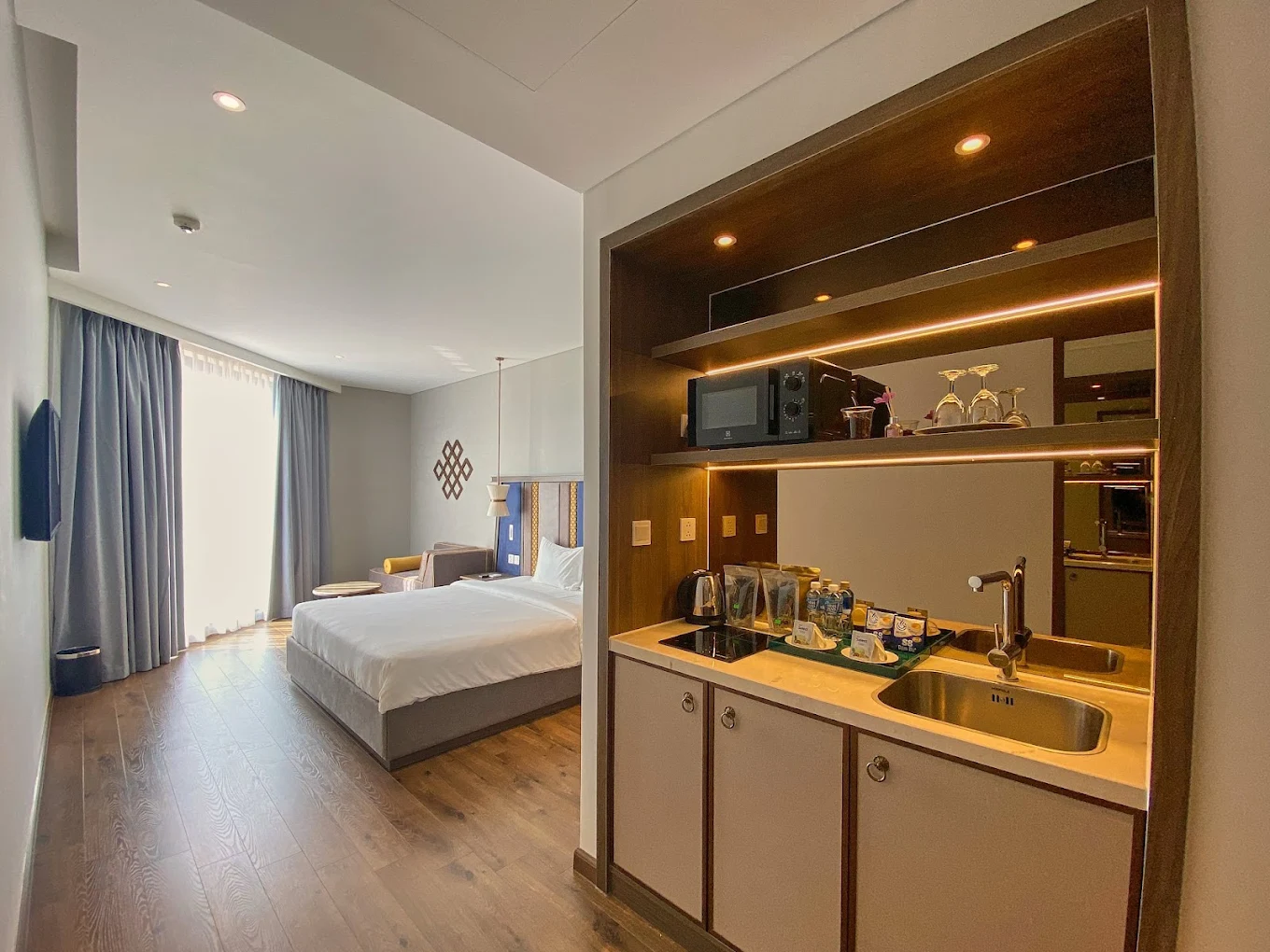 Khung cảnh đẹp như tranh vẽ và hồ bơi rộng tại Nikatour