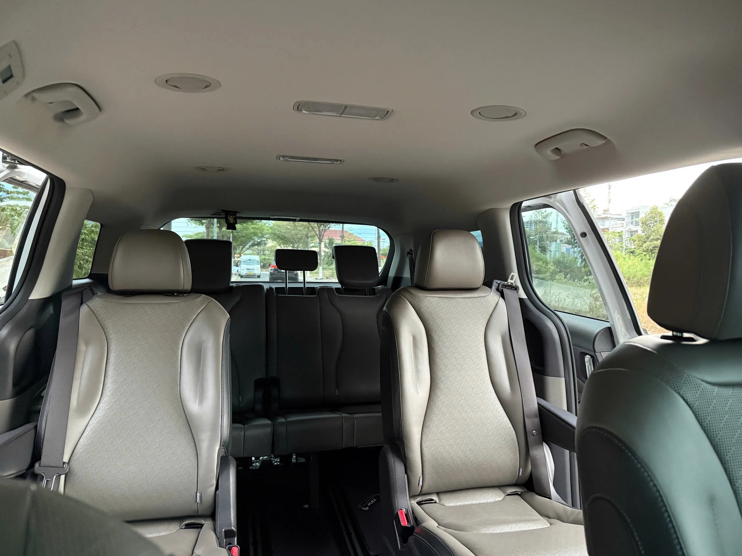 Travelers can choose a sedan, SUV, 16-seat van or limousine according to group size and comfort needs Travelers can choose a sedan, SUV, 16-seat van or limousine according to group size and comfort needs