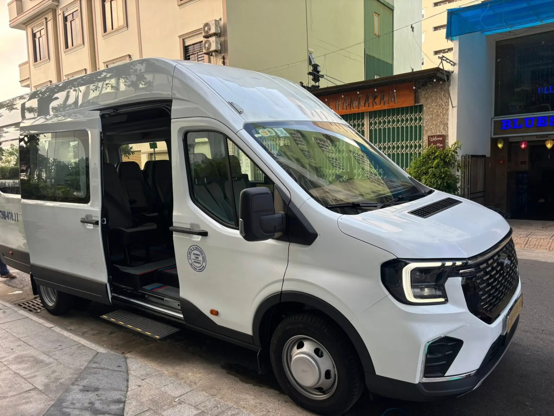 Private car service offers direct hotel pickup, flexible departure times, private space and convenient luggage storage Private car service offers direct hotel pickup, flexible departure times, private space and convenient luggage storage